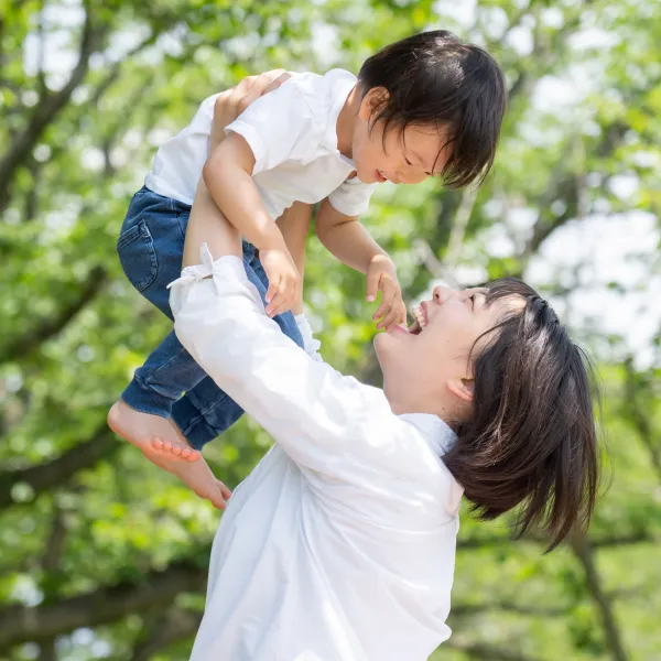 母親が子供を抱き上げている様子